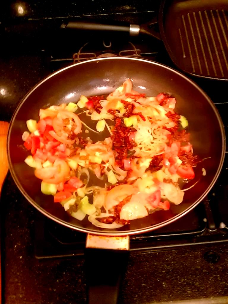 IMAG3025.jpg I fried in a pan red onions, green and red tomatoes, dried tomatoes and some capers