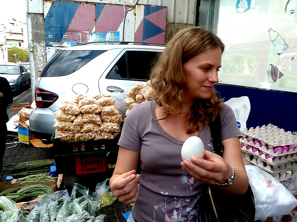 P1210059.JPG The Balut is a boiled duck's egg. Beautiful big white egg. The only thing is that it's already fertilized and contains a small duck's embryo.