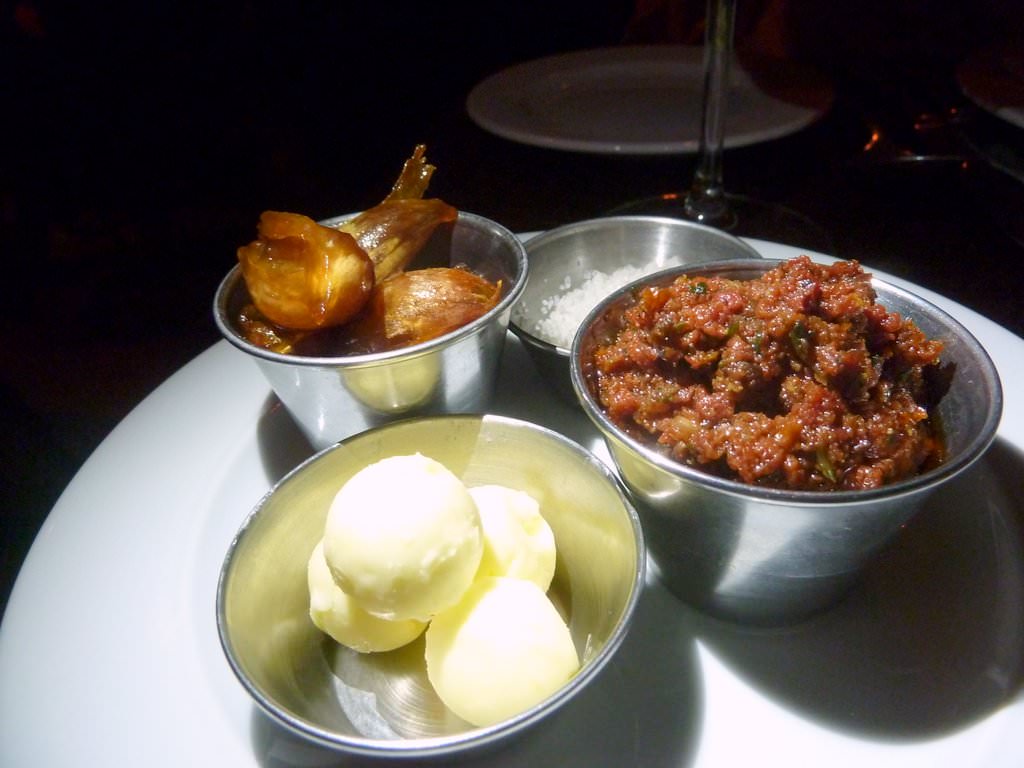 P1210870.JPG Garlic confit, dried tomatoes tapenad and yellow butter.<br />The bread was fresh but it wasn't very "soury". All the condiments were pretty good.