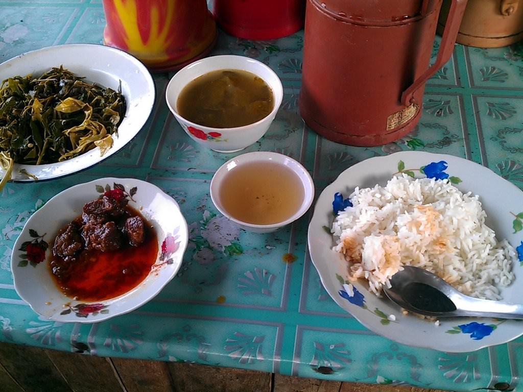 A large plate of steamed white rice, a small plate with a few pieces of meat / chicken / fish oily and salty curry, pickled tea leaves plate (and sometimes pickled eggplant or cucumbers), a small bowl of broth with vegetables and a cup of tea. Such a meal in different variations costs around 900 kyat (about 1 USD).