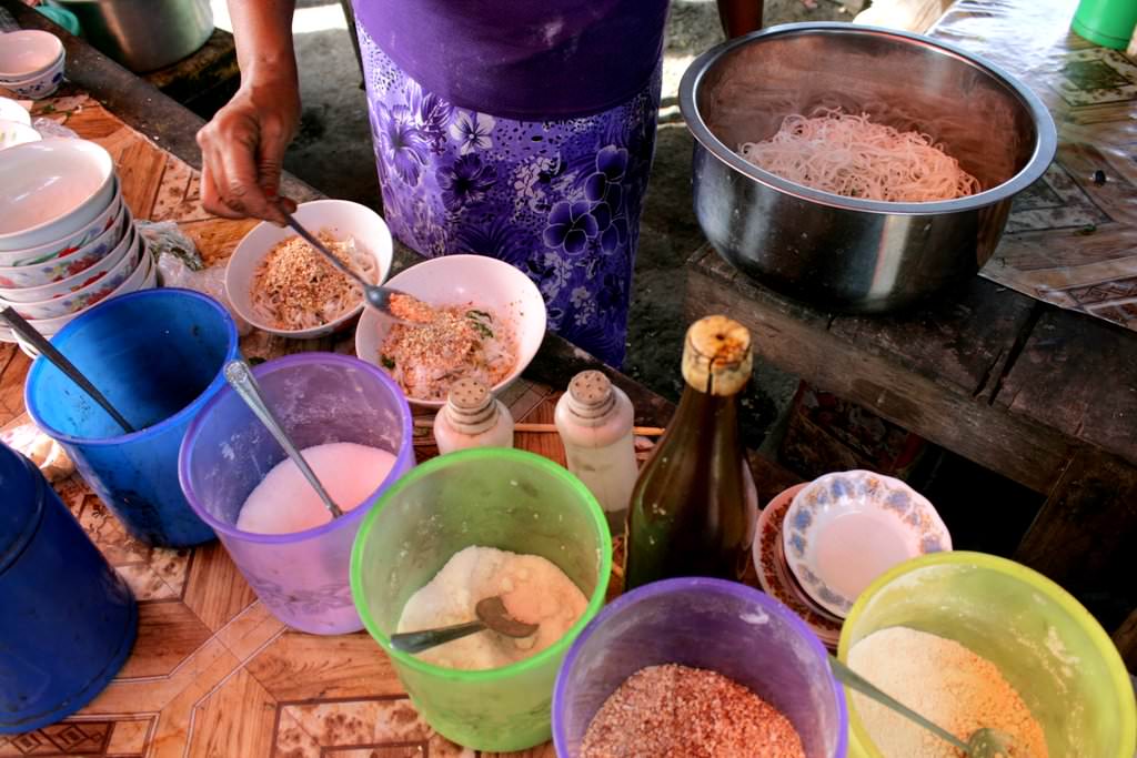 At the beginning their life, the Shan salad and soup are made exactly the same way. Over wheat or rice noodles cooked in boiling pork broth added some salt, chopped peanuts, roasted chickpeas powder, sugar, garlic, fish sauce, soy sauce, fish or shrimp paste, scallions, chili and ginger