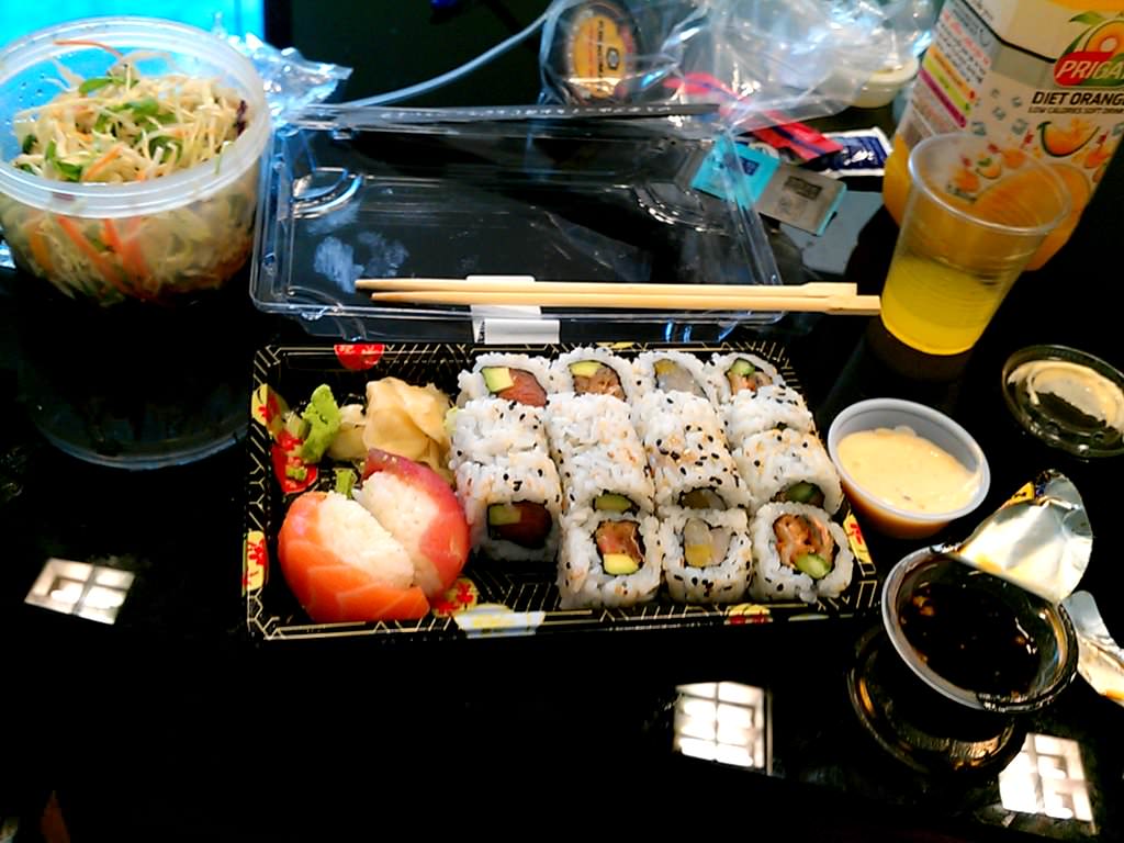It's a really nice combination, with a decent amount of good quality fish and well sealed. My preferred side dish is the salad which is fresh with a nice sweet and sour sauce and the soup is not the best misu soup I had.