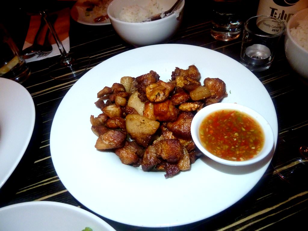 "MOO THOT KATYAM PRIK THAI", Deep-fried sliced pork with garlic & black pepper, with thai hot sauce on the side (69 NIS). The less successful part of the meal came as tough bits of pork lard and some pork meat deep fried. Reminded us of pub-food and although it's one authentic Thai dish, it wasn't the right time or place for it.
