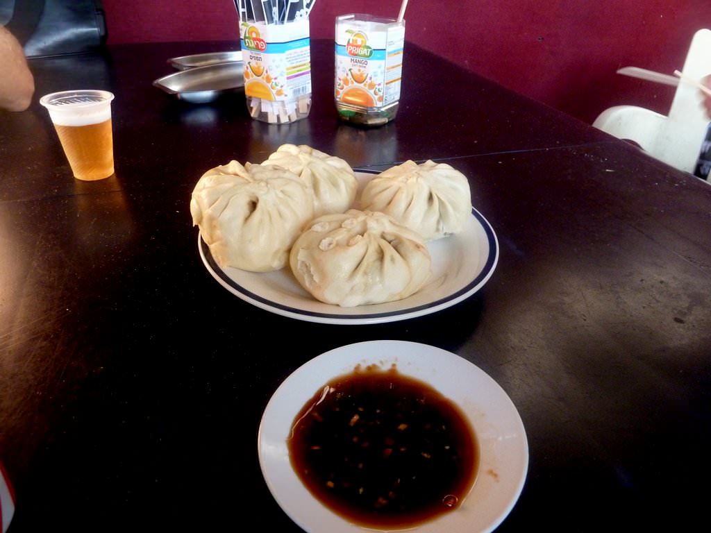 The mandatory "Bao" steamed buns, filled with pork, onion and spices. This time I asked for vinegar and helped myself from the counter.