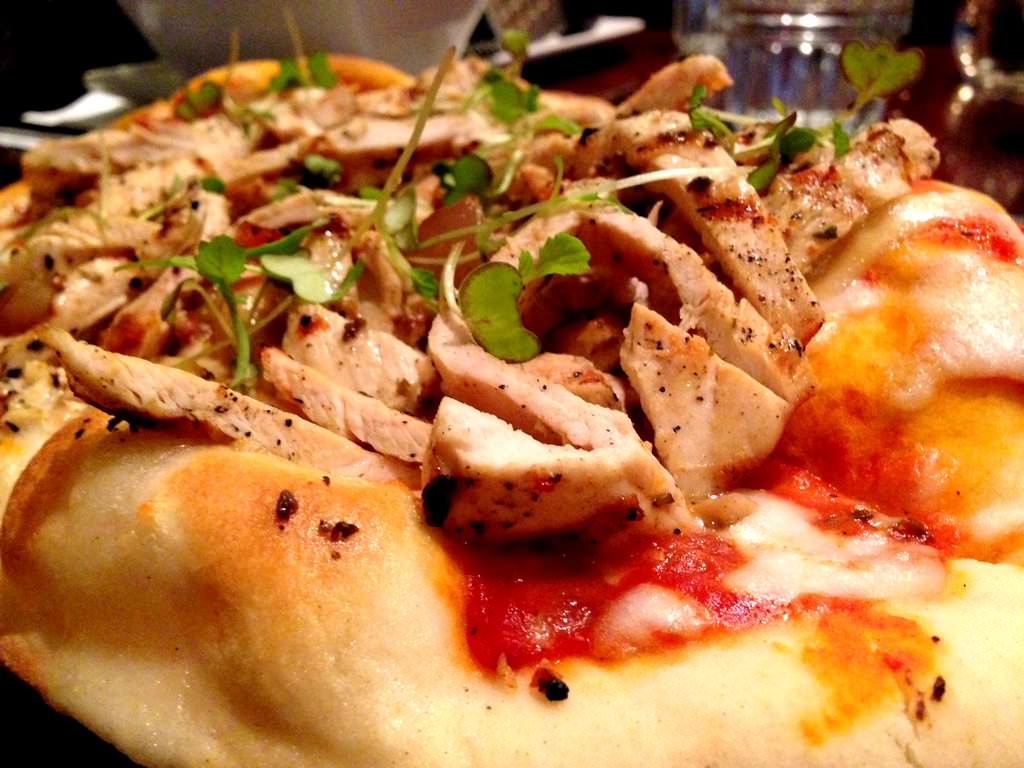 Grilled chicken pizza, onions and roasted garlic (69 NIS).