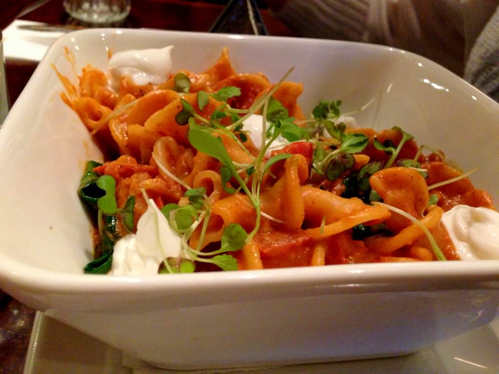 Fresh pasta with tomatoes, goat cheese, roasted peppers, basil and truffles (69 NIS).