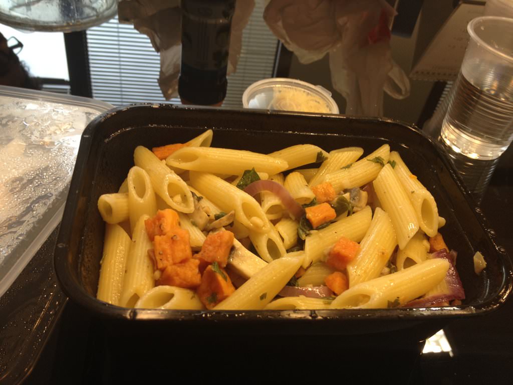Penne pasta, mushrooms, onion hoops, fried sweet potato cubes and garlic in white wine and parsley olive-oil sauce (22 NIS for the small dish). Bad, bad bad. No need to explain, you can see for yourself.