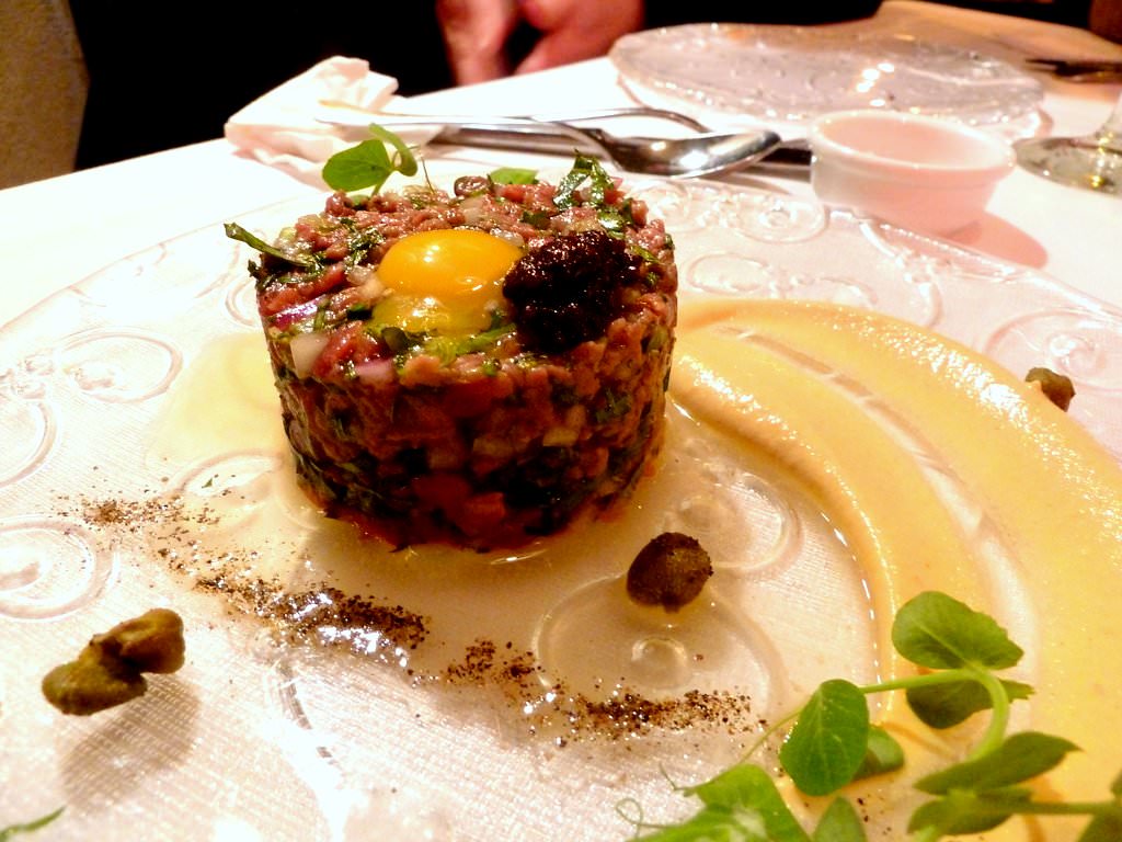 Steak tartare with tomato vinegar, quail's egg yolk, capers and grape-mustard (58 NIS)