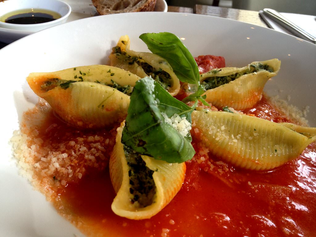 Conchiglie filled with spinach ricotta and parmesan baked in tomato sauce (74 NIS for the business lunch).