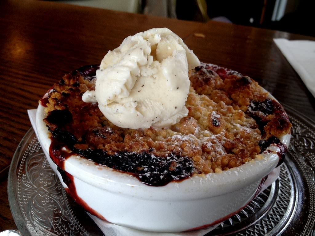 Strawberry Crumble with vanilla ice-cream (36 NIS)