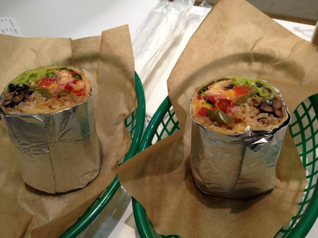 The burrito can be filled with ground beef, chicken or pulled pork. We tried their pulled pork with brown rice, frijoles, peppers and onions, guacamole, mango salsa, cheese and vegetables (36 ILS). It almost didn't close. Donkey.