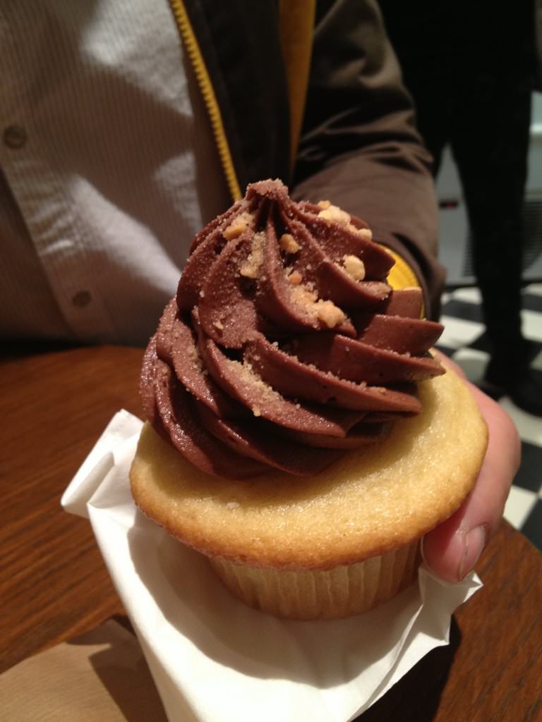 I'm not a cupcake fan but should I eat one - a cupcake filled with chocolate isn't bad :) (16 ILS). Red Velvet.