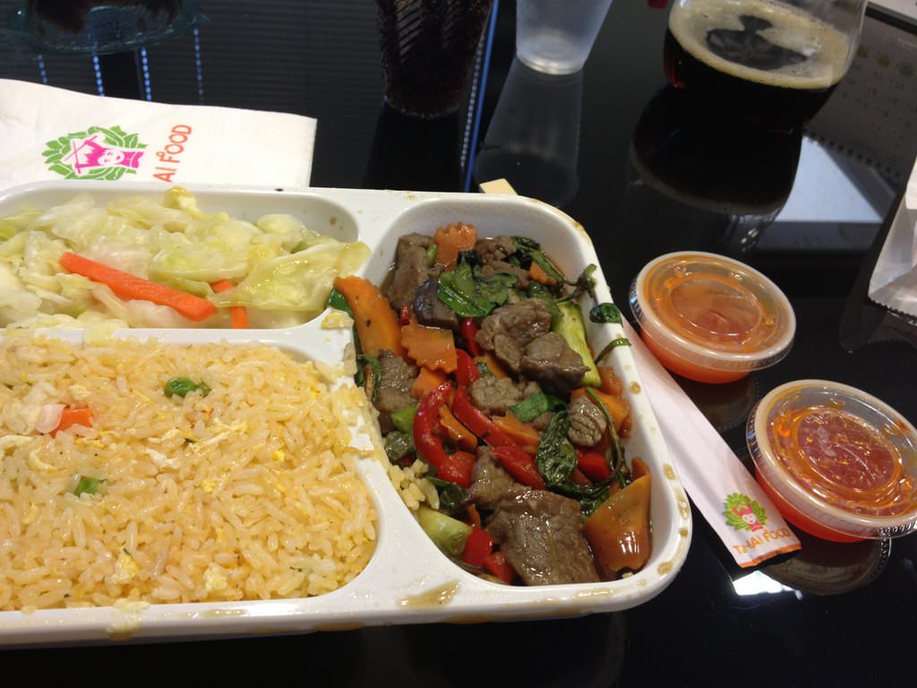 Beef and vegetables with basil meal with fried rice and pickles (38 ILS)