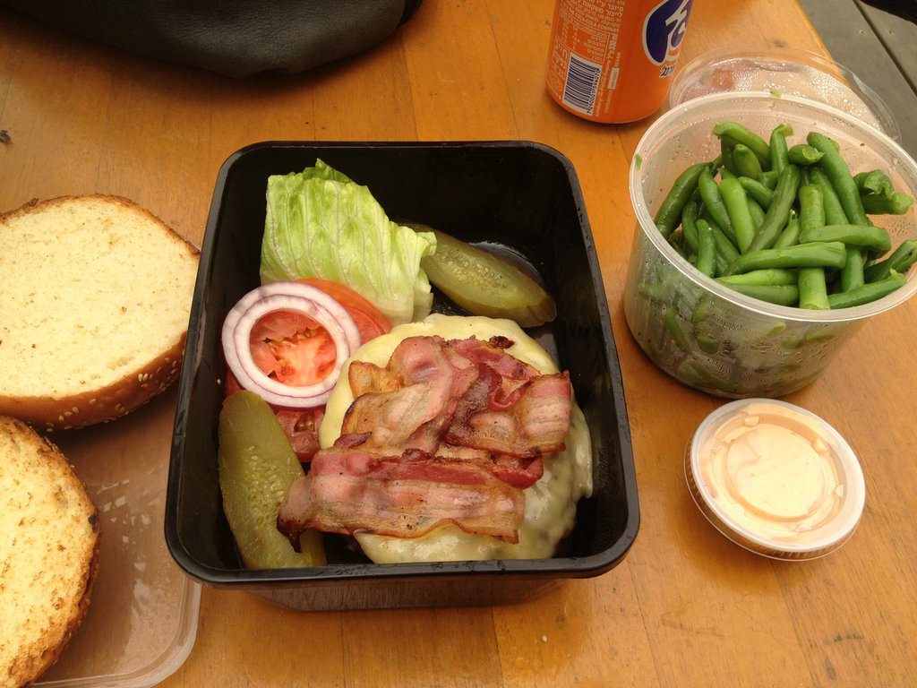 Sergus Burger with Emental cheese and bacon, and a side dish of green beans (53 ILS)