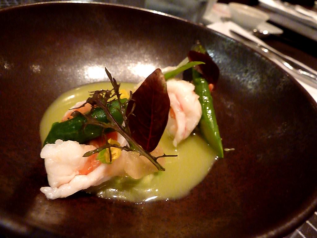 Avocado, green asparagus, blanched shrimps, daikon, ginger, galangal and wassabi sauce.